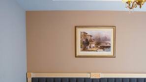 Hochwertige Bettwaren, Minibar, Zimmersafe, individuell dekoriert