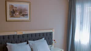 Hochwertige Bettwaren, Minibar, Zimmersafe, individuell dekoriert
