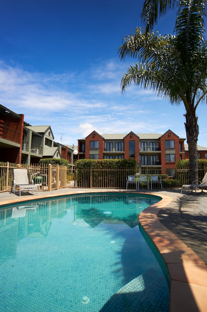 Outdoor pool, Quest Bendigo