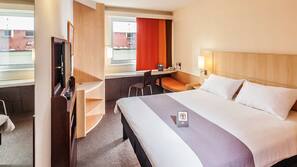 Zimmersafe, Schreibtisch, schallisolierte Zimmer, Bügeleisen/Bügelbrett