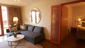 Ropa de cama de alta calidad y minibar con artículos gratuitos