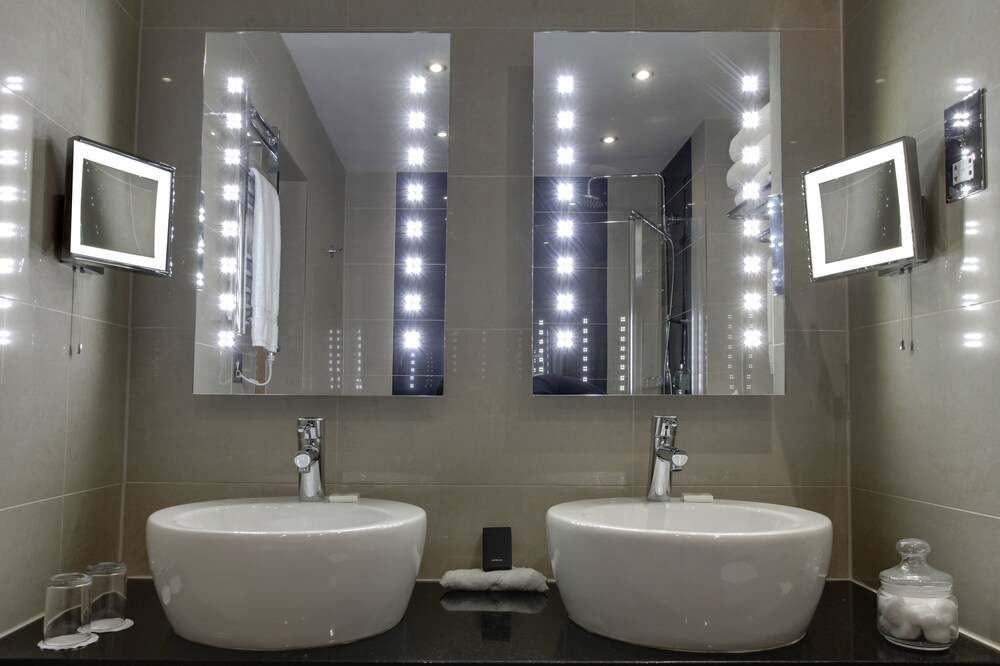 Bathroom, Manor House Hotel Alsager