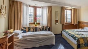 Ropa de cama hipoalergénica, minibar, caja fuerte y escritorio