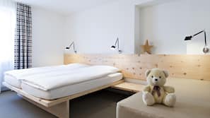 In-room safe, desk, free WiFi