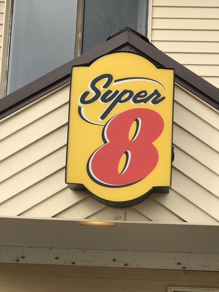 Super 8 by Wyndham Redfield