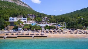Privatstrand, Liegestühle, Sonnenschirme, Strandtücher