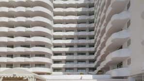 Una piscina al aire libre, sombrillas