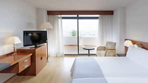 Minibar, caja fuerte, escritorio y cortinas opacas