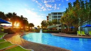 2 outdoor pools