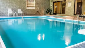 Una piscina cubierta