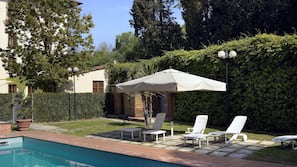 Piscina stagionale all'aperto, ombrelloni da piscina, lettini