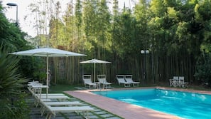Piscina stagionale all'aperto, ombrelloni da piscina, lettini