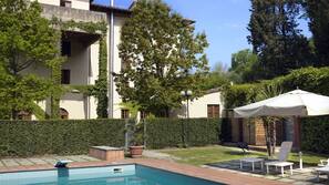 Piscina stagionale all'aperto, ombrelloni da piscina, lettini