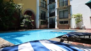 Una piscina al aire libre