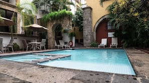 Una piscina al aire libre