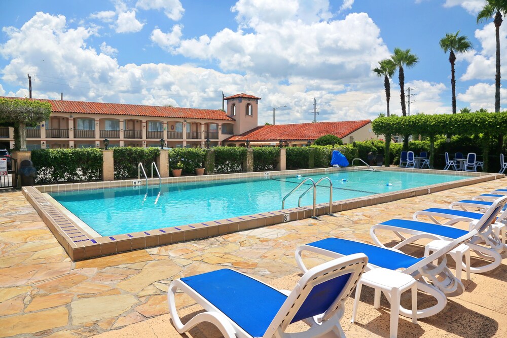 Outdoor pool, La Fiesta Ocean Inn And Suites