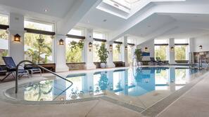 Innenpool, Außenpool, Sonnenschirme, Liegestühle