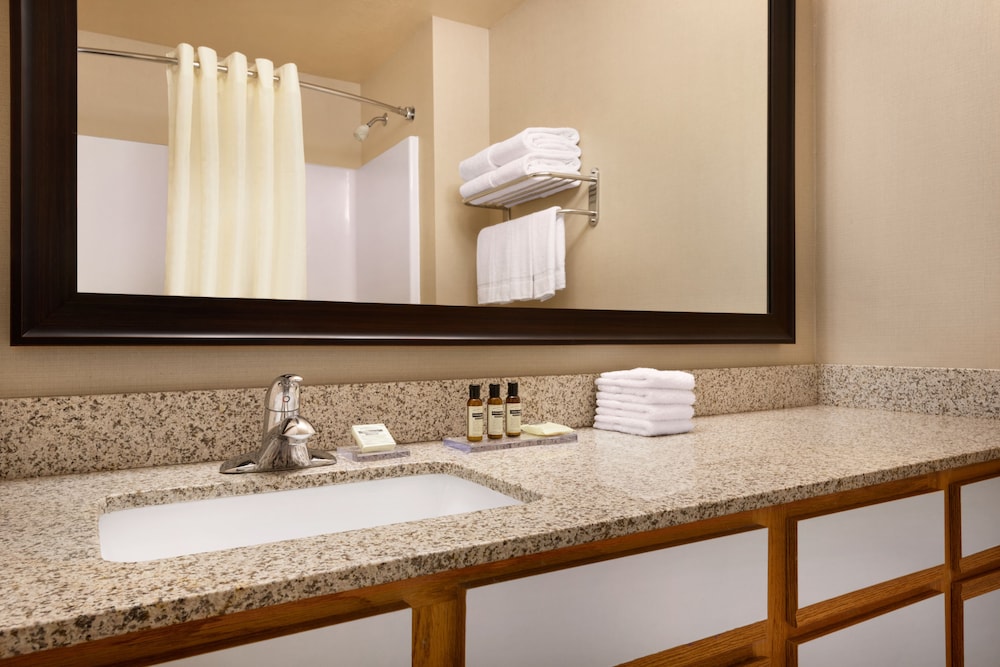 Bathroom, Hawthorn Suites by Wyndham Oak Creek/Milwaukee Airport