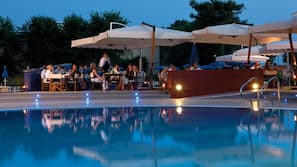 2 piscine all'aperto, ombrelloni da piscina, lettini