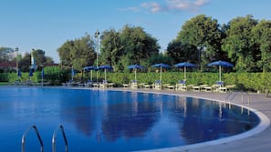 2 piscine all'aperto, ombrelloni da piscina, lettini