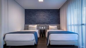 Allergitestade sängkläder, minibar och värdeförvaringsskåp på rummet