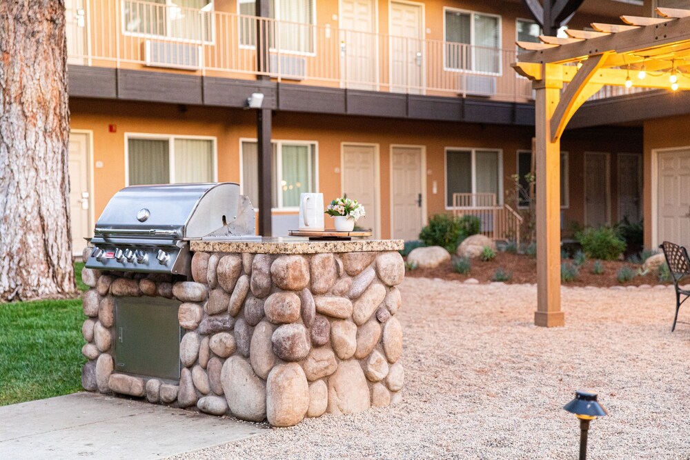 BBQ/picnic area, Ayres Lodge Alpine