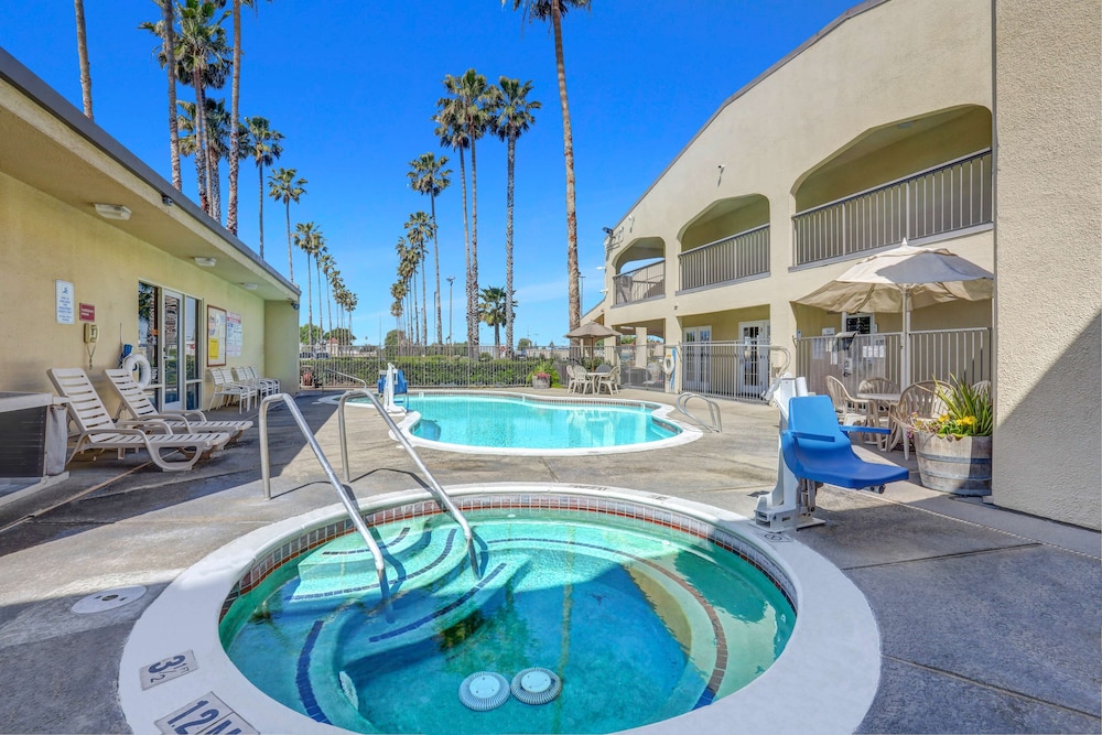 Pool, Motel 6 Lodi, CA