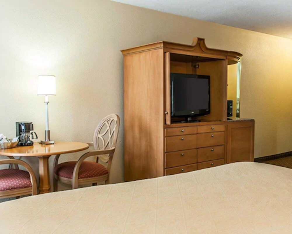 Quality Inn & Suites Shelbyville I-74