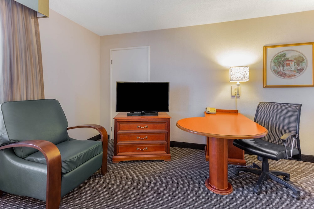 La Quinta Inn & Suites by Wyndham Chicago Gurnee