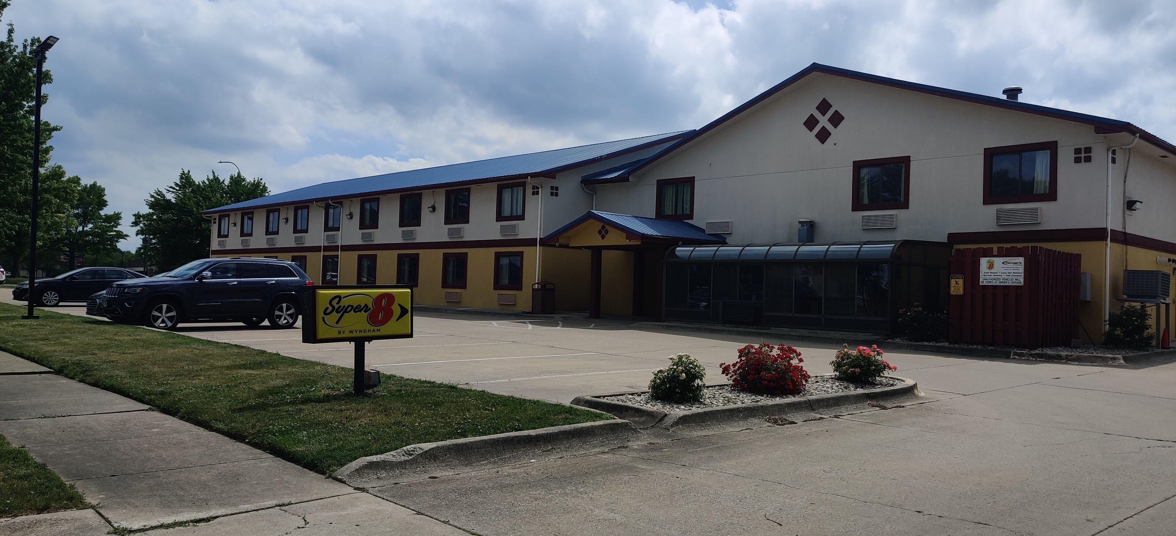 Super 8 by Wyndham Champaign in Champaign, United States