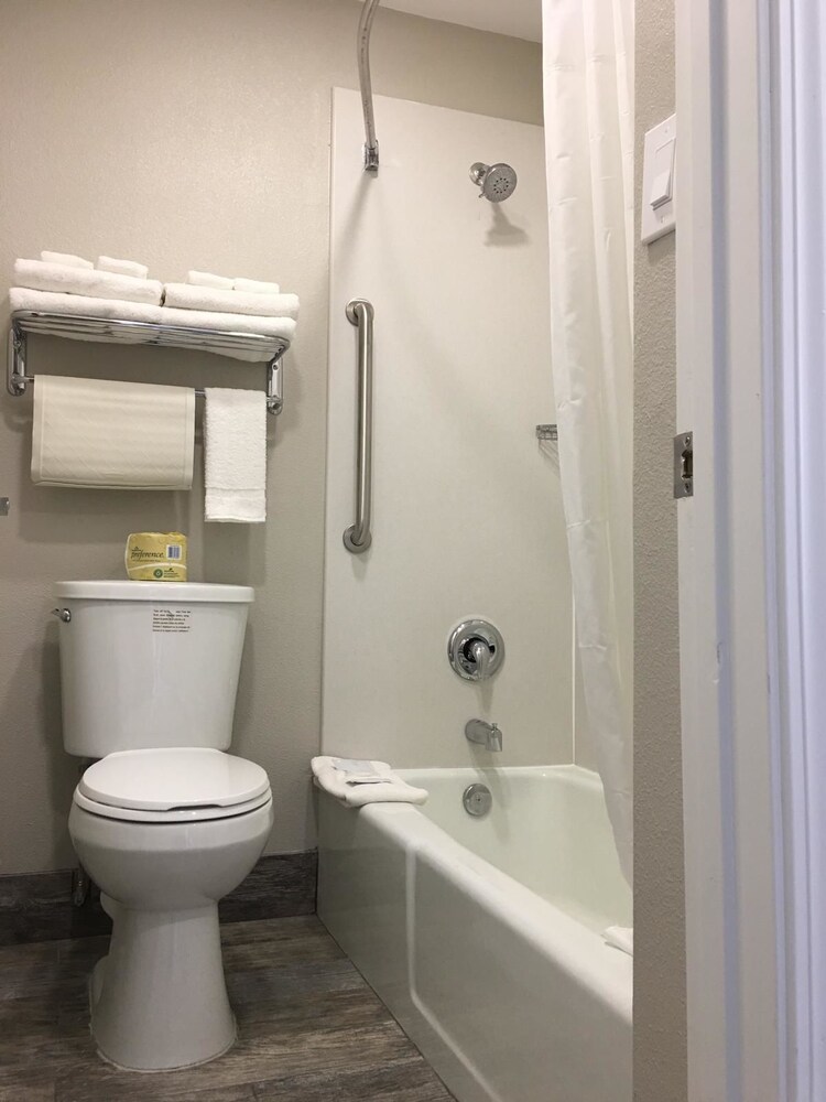 Quality Inn Kettleman City near Hwy 41 in Kettleman City Best Rates