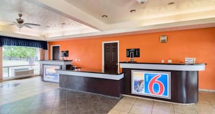 Pet-Friendly Hotels in Globe – All Hotels that Allow Pets | Expedia