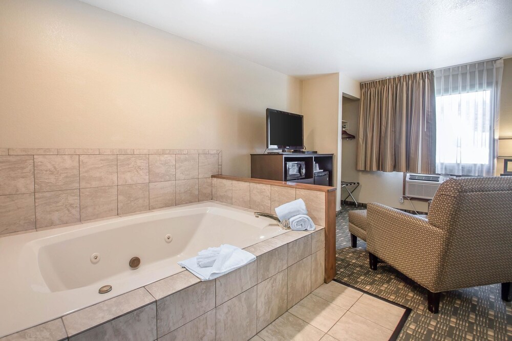 Room, Quality Inn & Suites Decorah