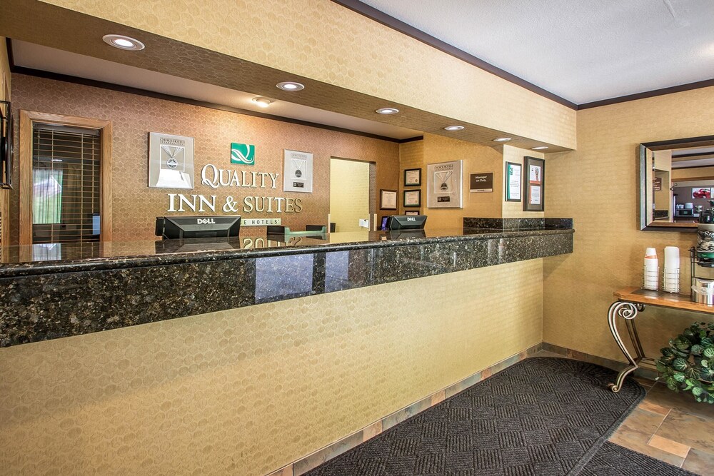 Lobby, Quality Inn & Suites Decorah