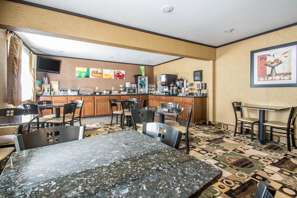 Breakfast area, Quality Inn & Suites Decorah