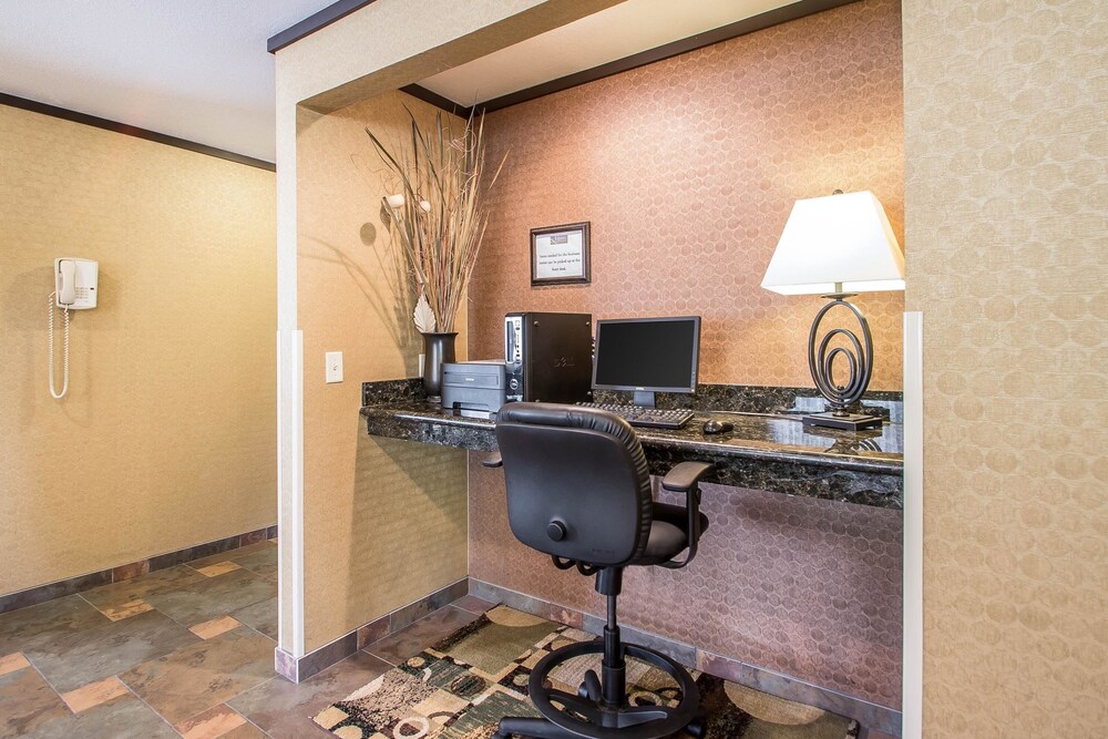 Business center, Quality Inn & Suites Decorah