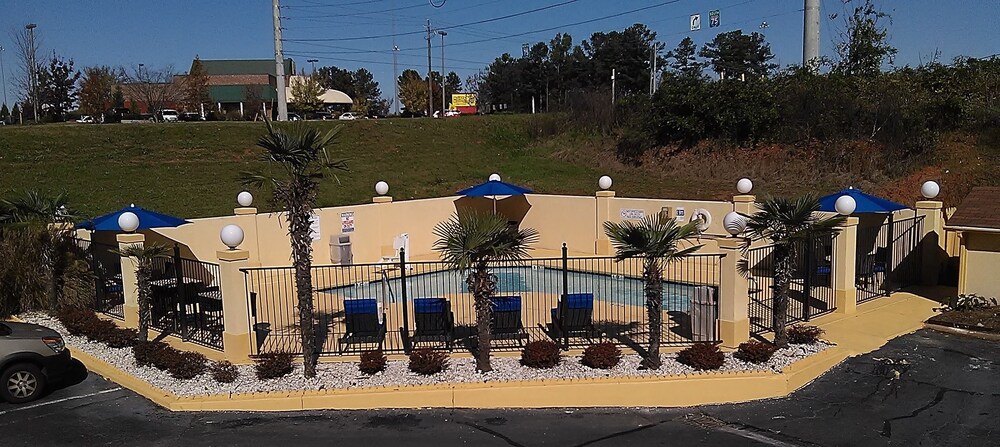 Outdoor pool, Super 8 by Wyndham Stockbridge