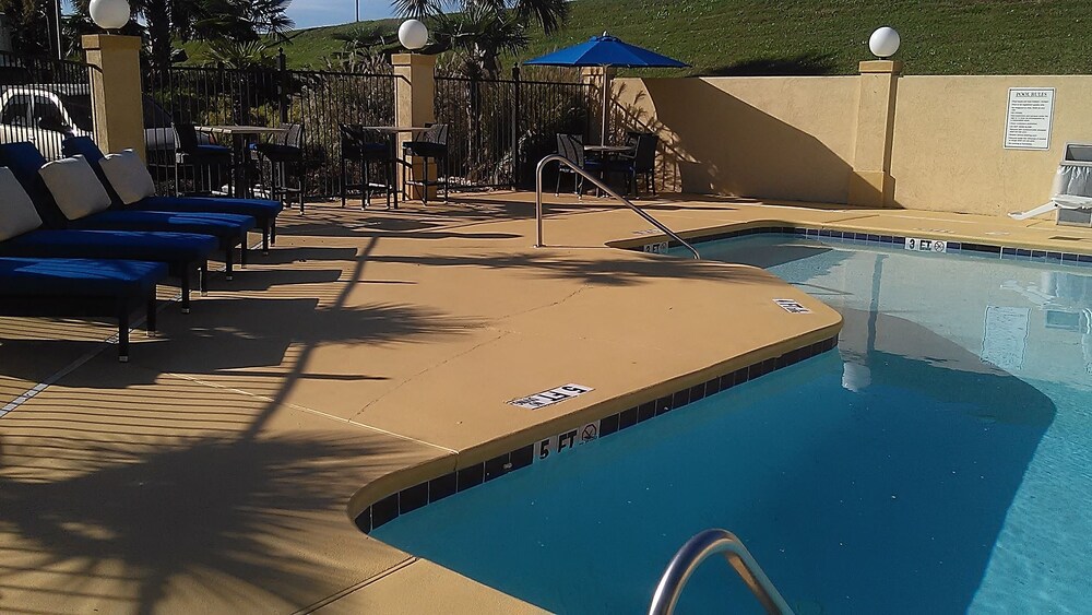 Outdoor pool, Super 8 by Wyndham Stockbridge