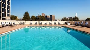 Una piscina al aire libre de temporada