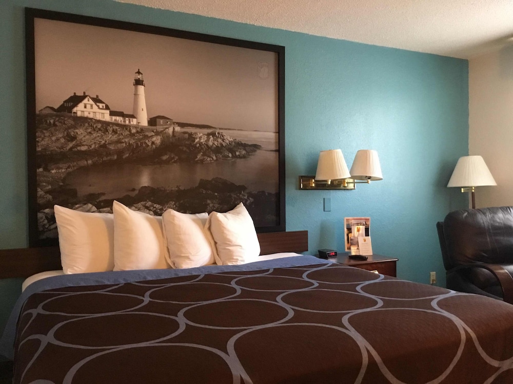 Room, Super 8 by Wyndham Portland ME