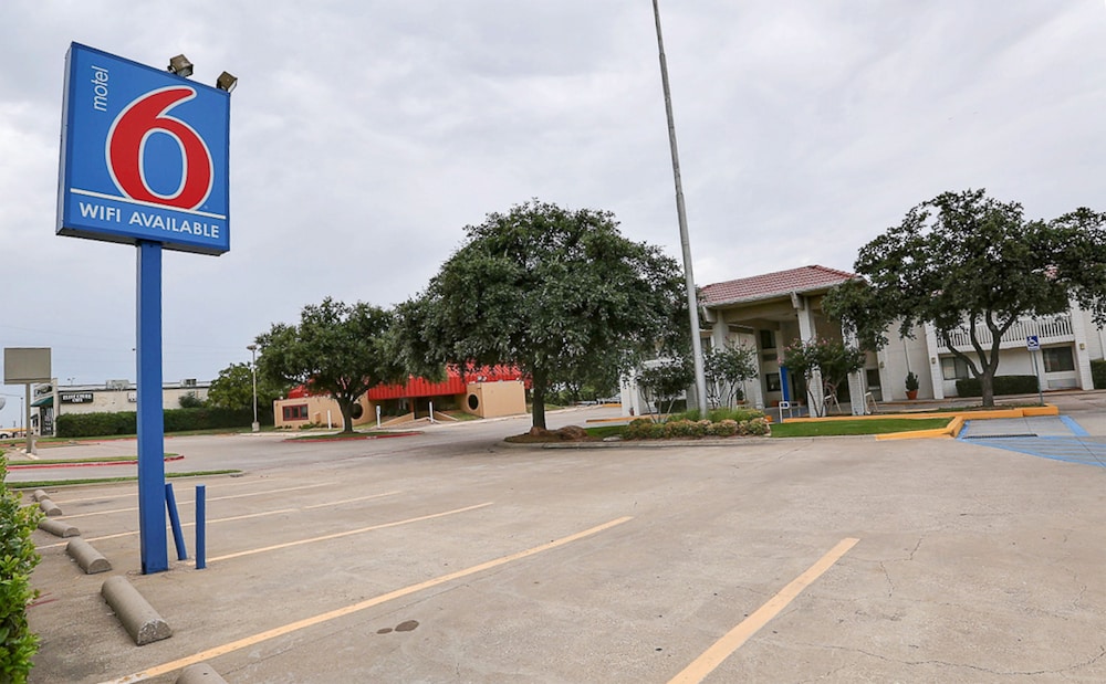 Front of property, Motel 6 Addison, TX - Dallas