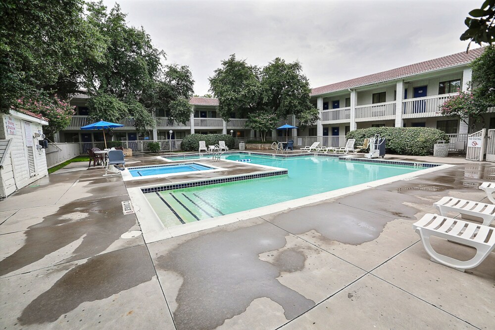 Pool, Motel 6 Addison, TX - Dallas