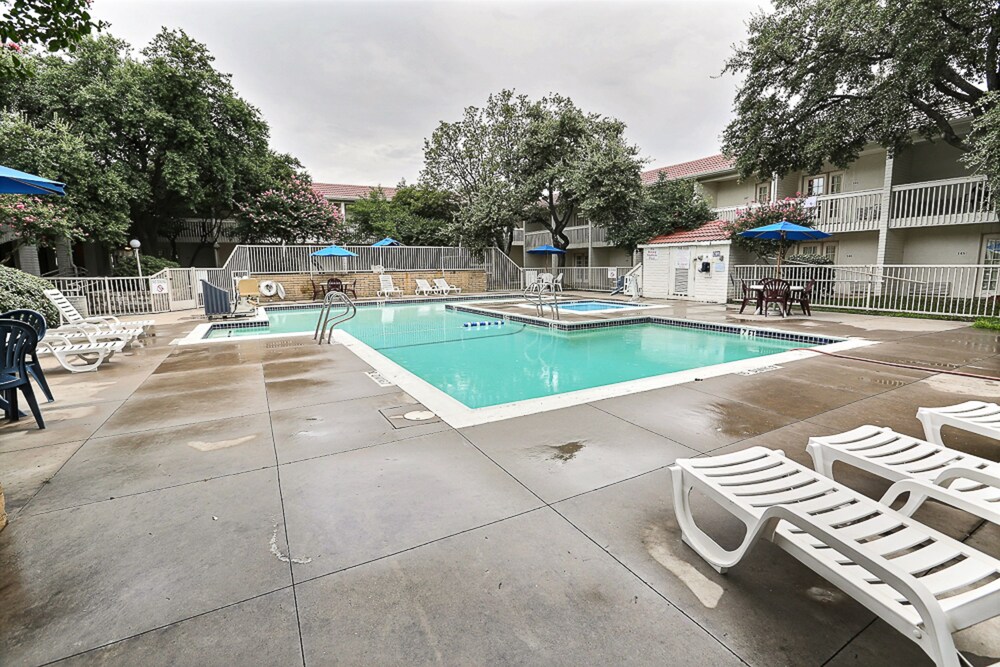 Pool, Motel 6 Addison, TX - Dallas