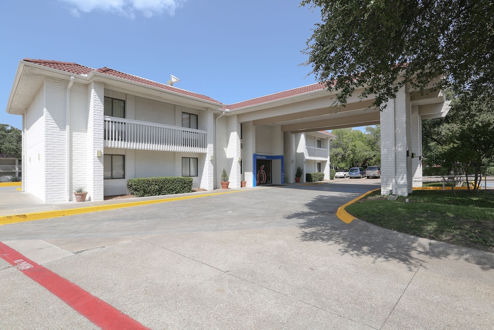 Exterior, Motel 6 Addison, TX - Dallas