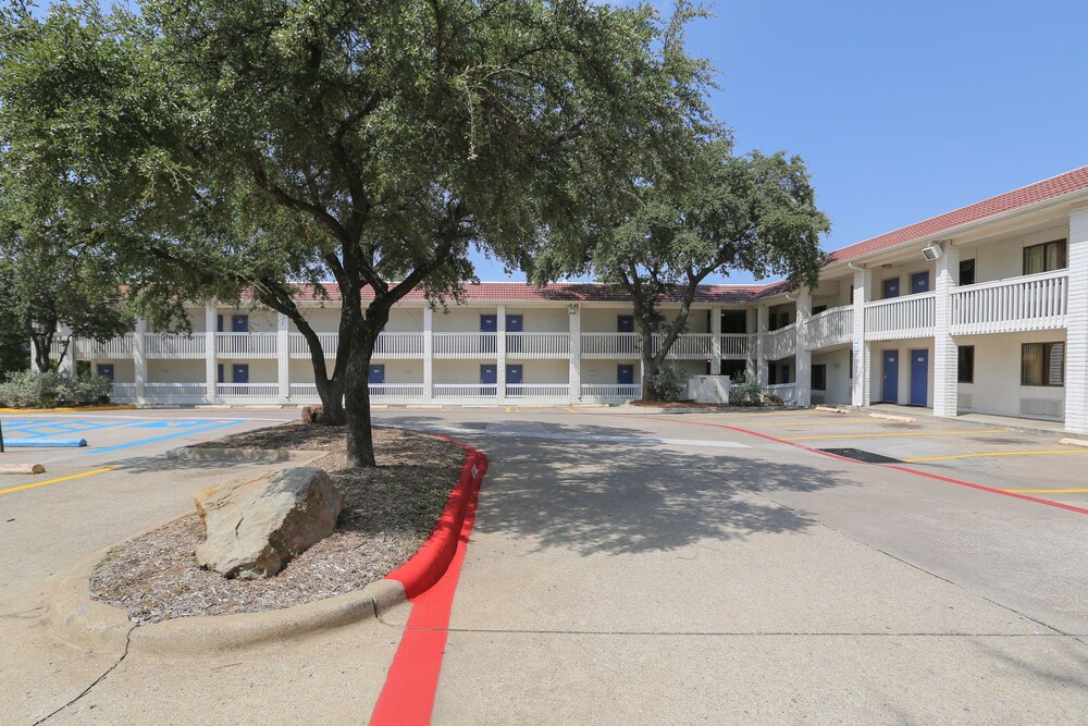 Exterior, Motel 6 Addison, TX - Dallas