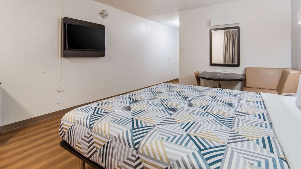 Motel 6 Addison, TX - Dallas