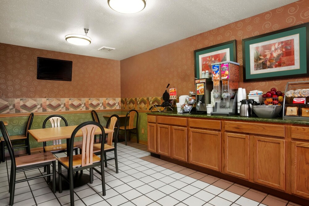 Breakfast area, Super 8 by Wyndham Peoria East