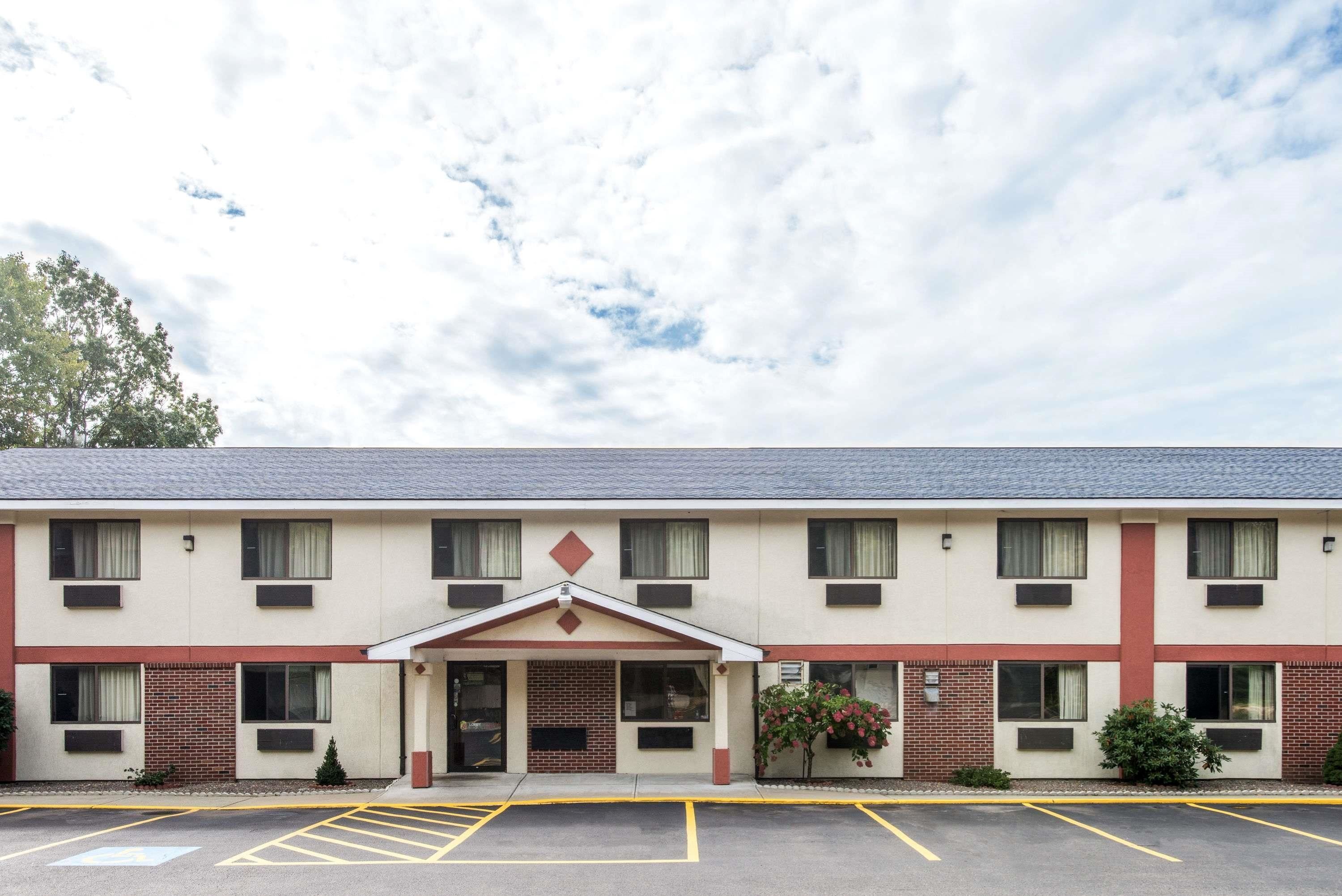 Super 8 by Wyndham Gardner in Leominster, United States