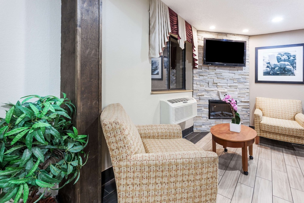 Super 8 by Wyndham Sterling Heights/Detroit Area