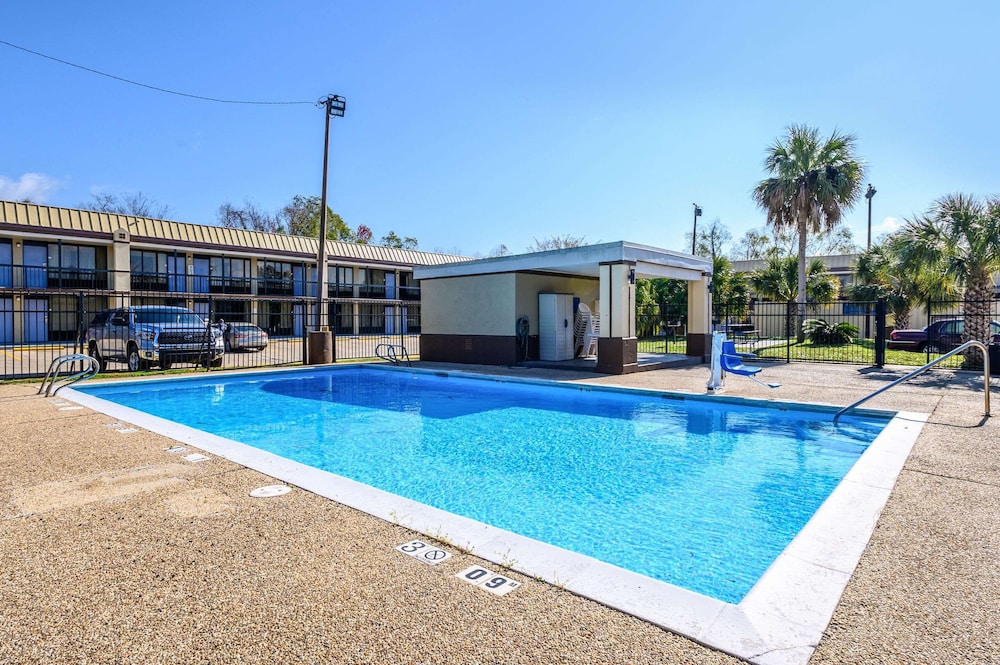 BBQ/picnic area, Quality Inn New Orleans I-10 East